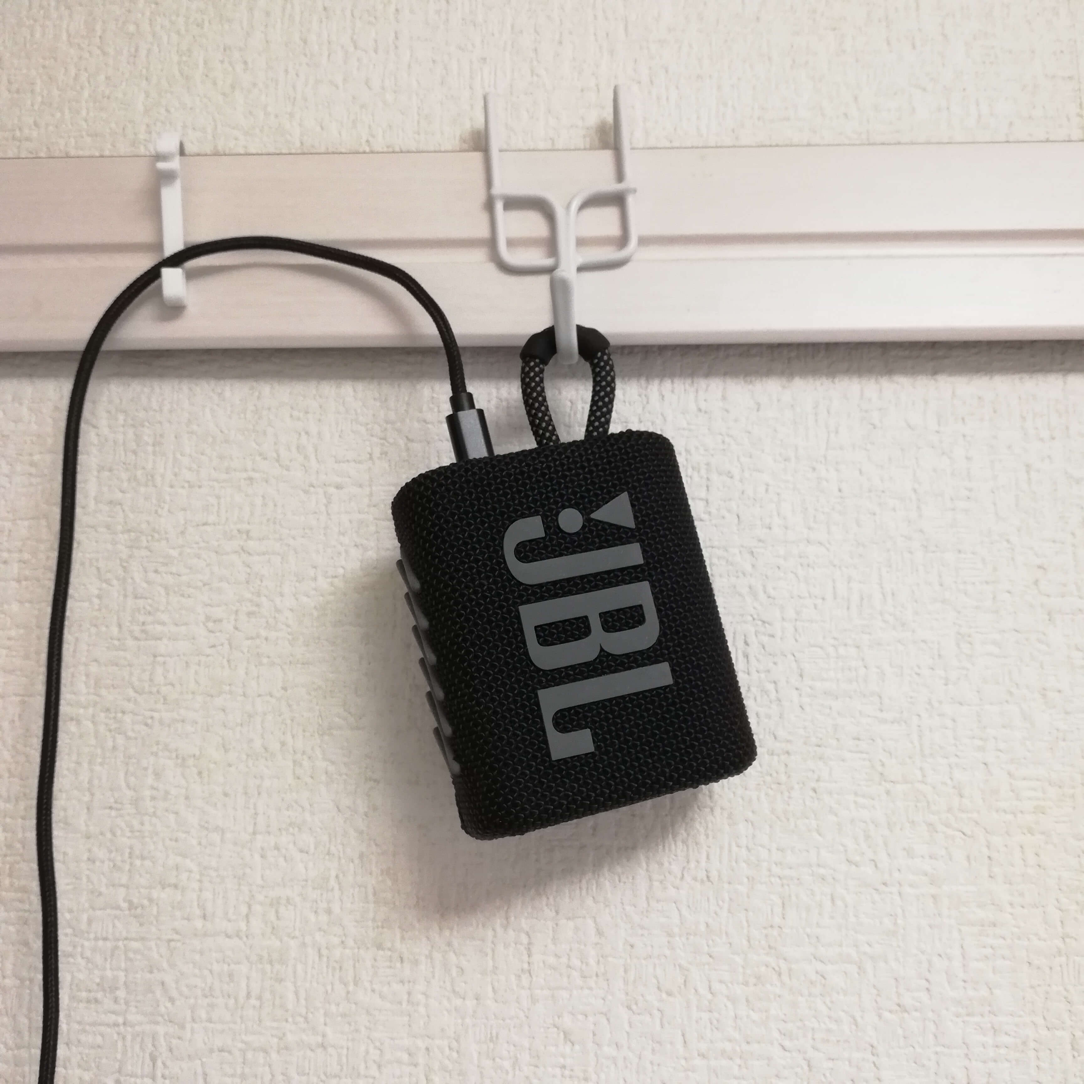 JBL Bluetooth スピーカー JBLGO3BLK・写真-壁掛け